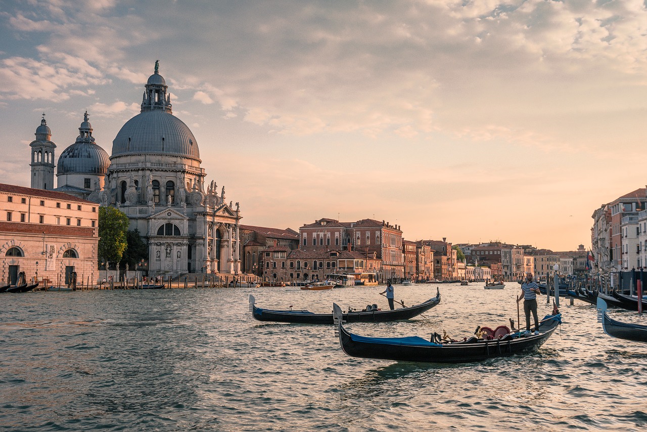 Vuelos de Madrid a Venecia: Un canal con gondolas en Venecia