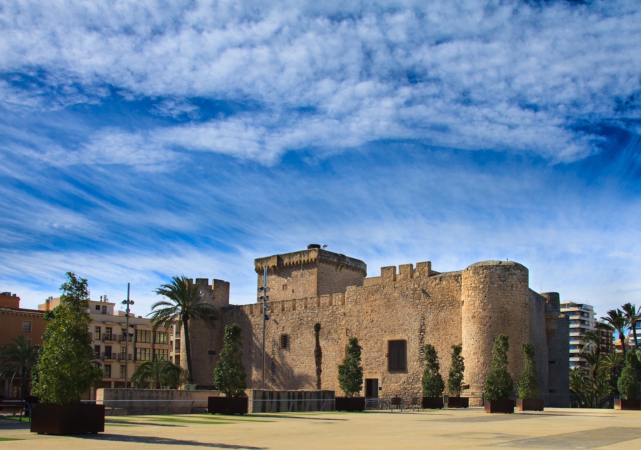 Vuelos de Sevilla a Elche: Palacio de Altamira situado en el centro de Elche