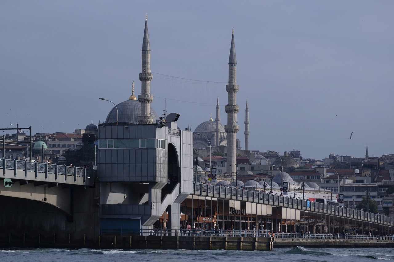 Vuelos de Madrid a Estambul: Uno de los numerosos puentes de Estambul