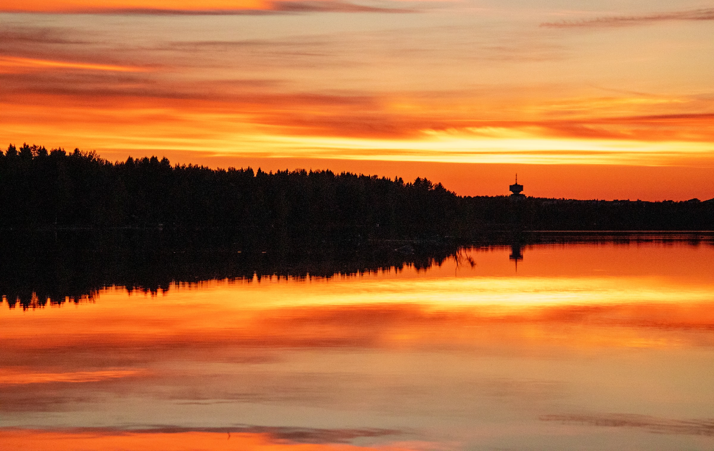 Solnedgång över vatten.