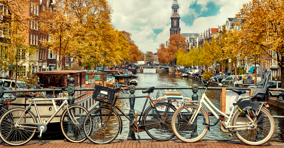 vista pittoresca di una bicicletta su un canale, Amsterdam.