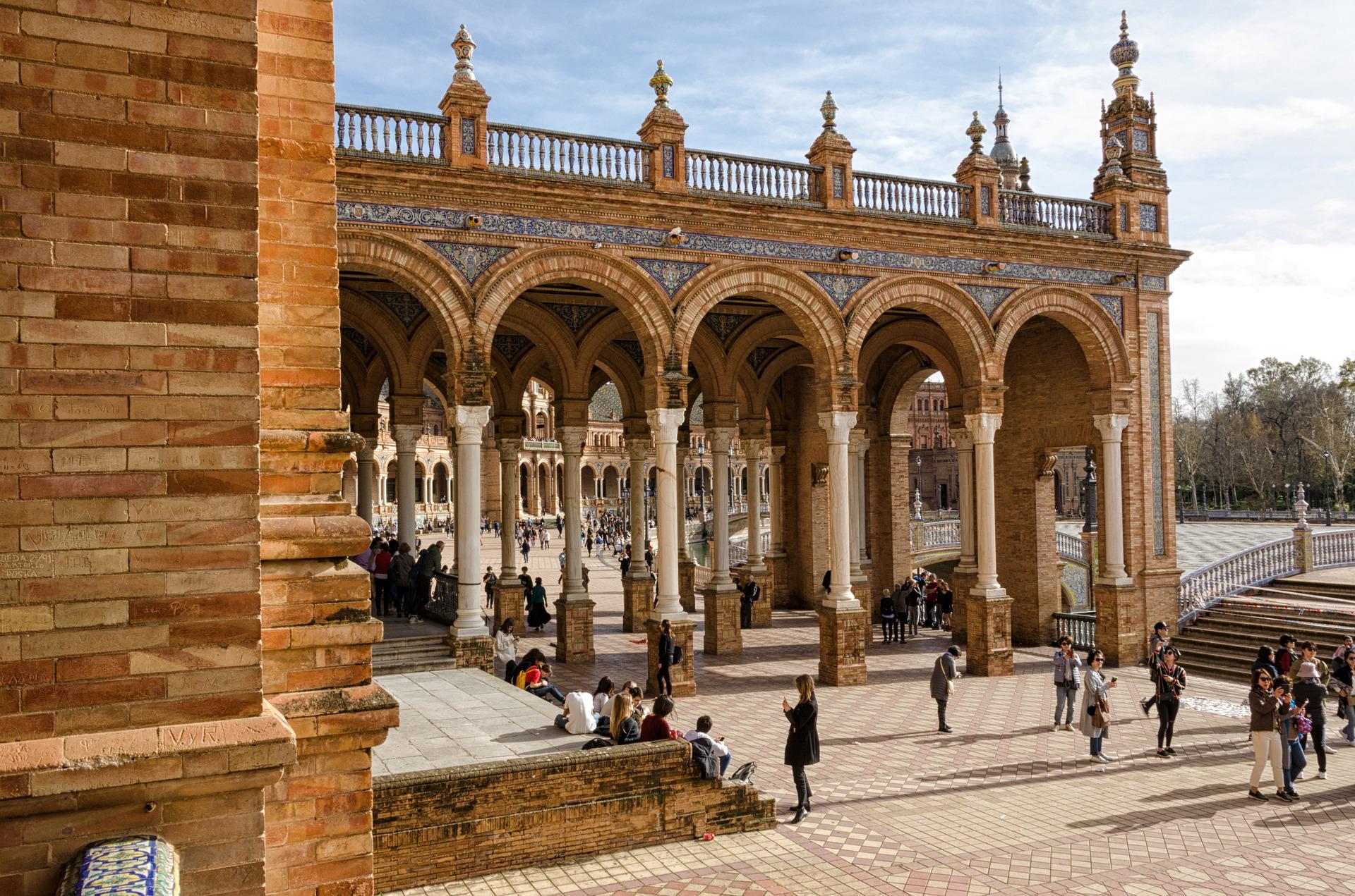 Turistas en la Plaza Espana de Sevilla, la mas importante de la ciudad