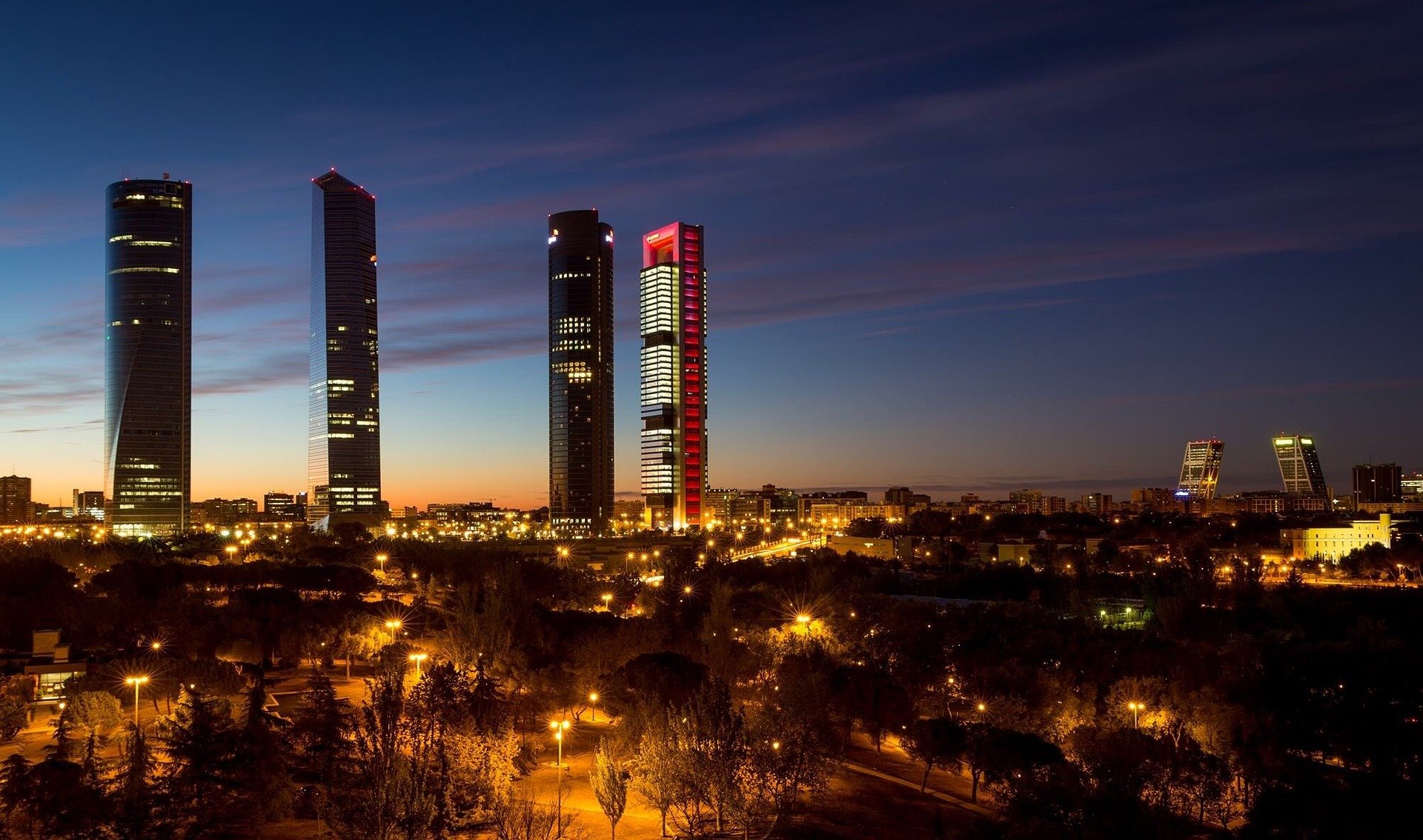 Atardecer en Madrid con las 4 Torres y las Torres Kio de fondo