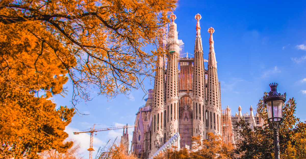 die Kathedrale Sagrada Familia in Barcelona im Herbst.