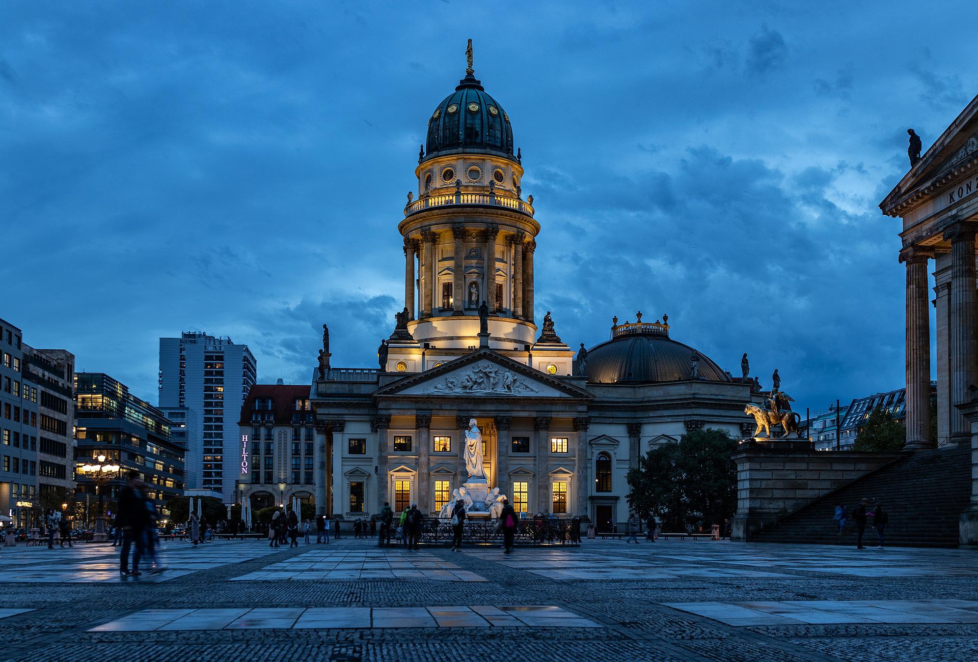 Paris-Berlin en train : cathédrale de Berlin de nuit