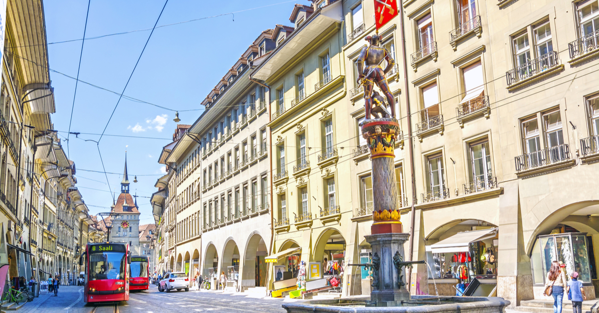 ein Brunnen in der Altstadt und Einkaufszone von Bern.