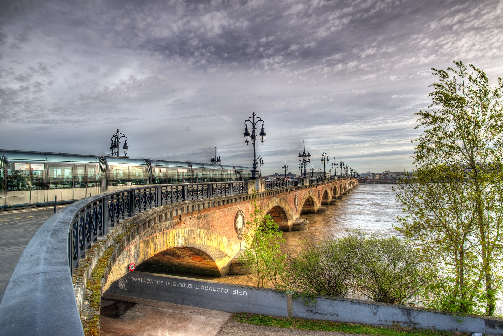 Billet de train Nantes-Bordeaux : Pont de Pierre et Garonne