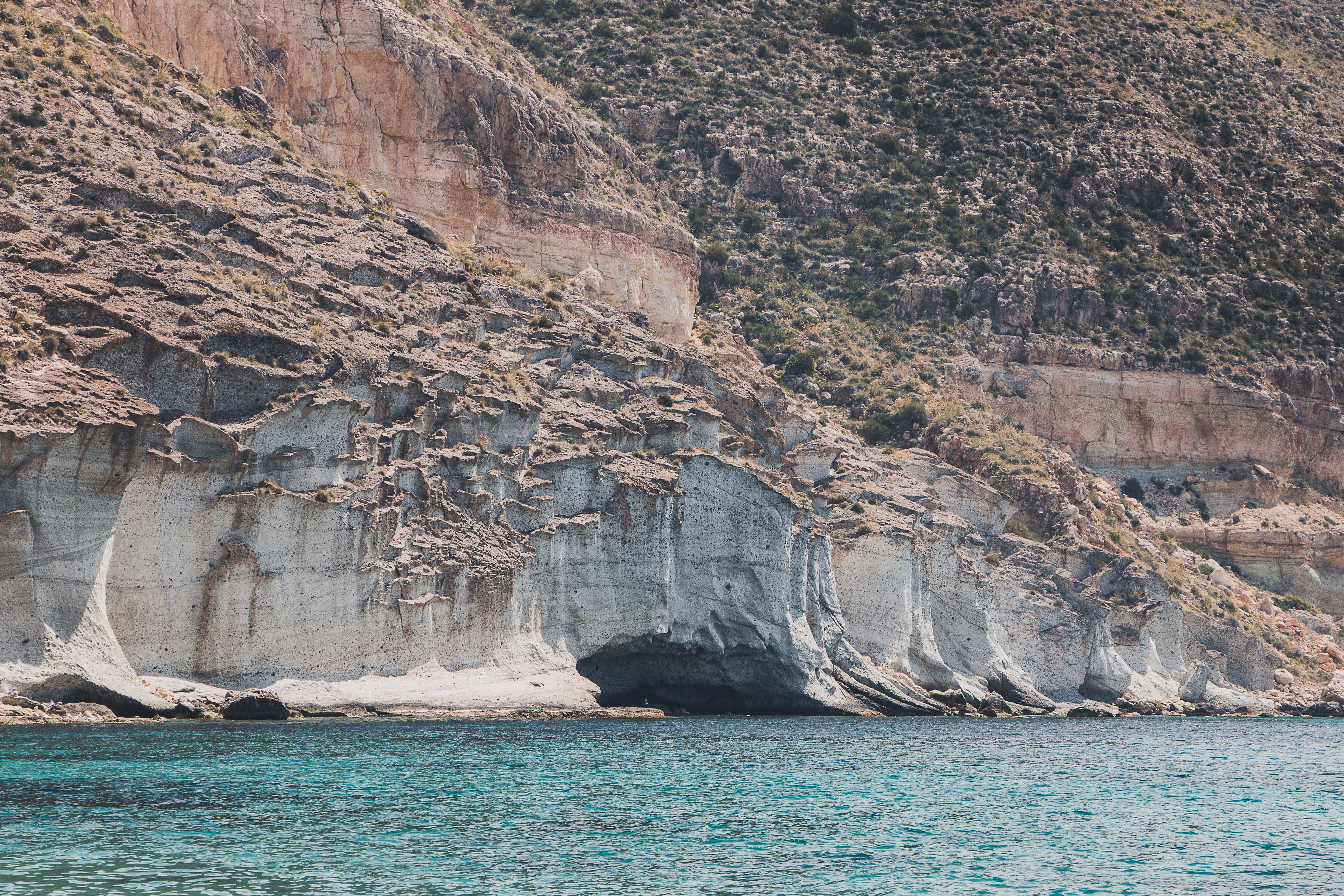 Montanas rocosas en el parque natural Cabo de Gata en Almeria