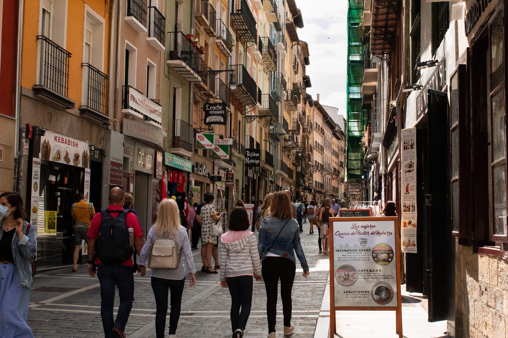 Personas caminando por el centro historico de Pamplona