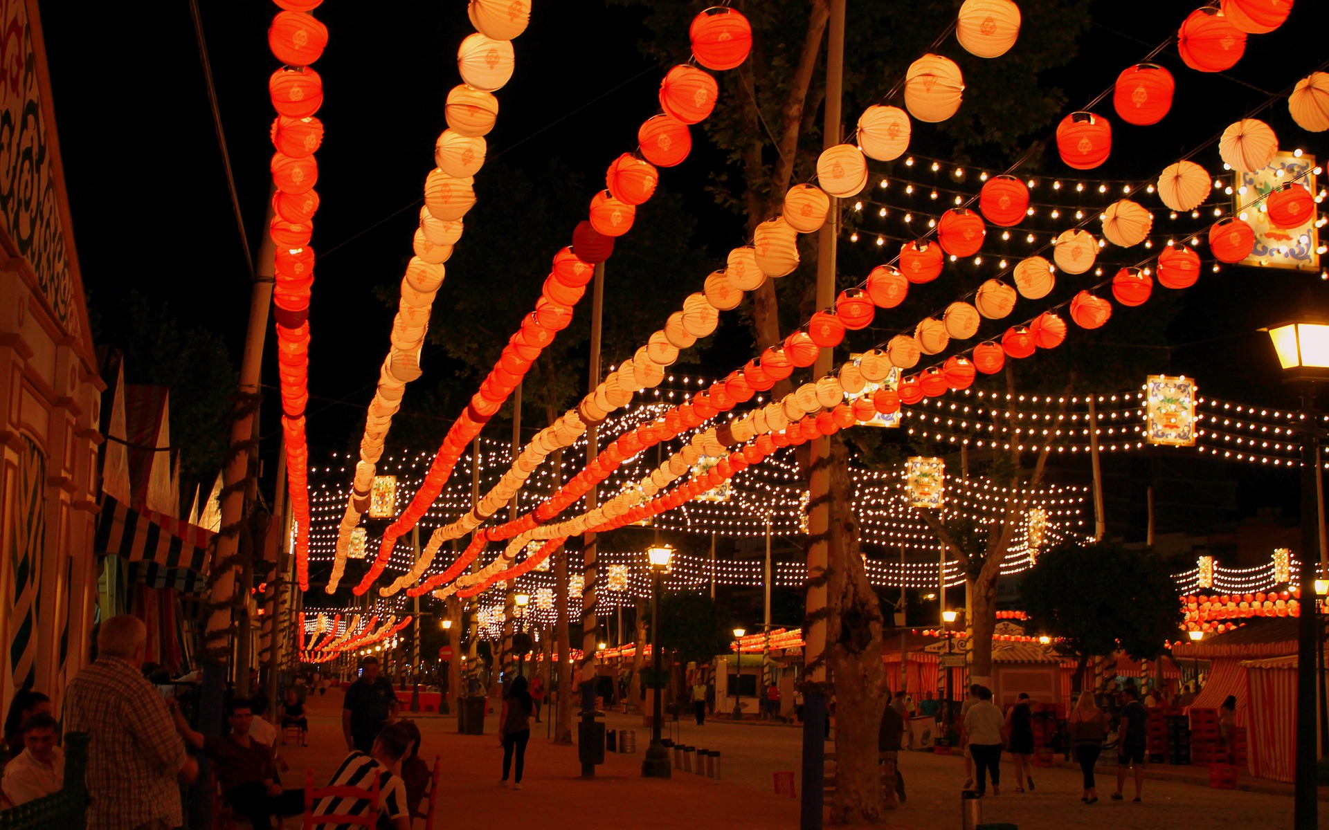 Casetas iluminadas de las tradicionales ferias de Sevilla