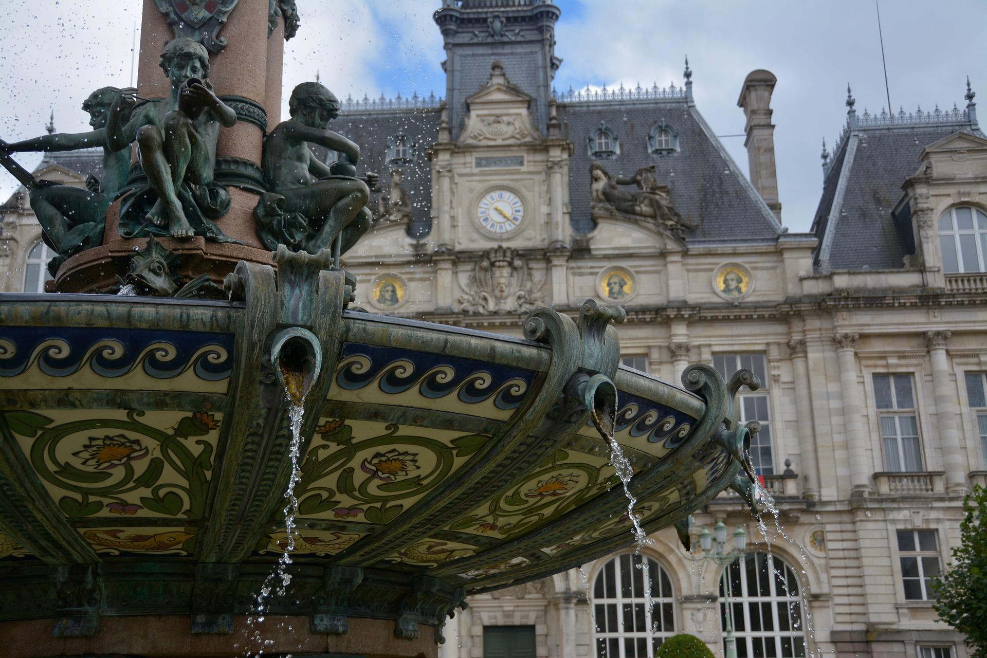Billet de train pour Limoges depuis Paris : porcelaine sur la fontaine de la mairie