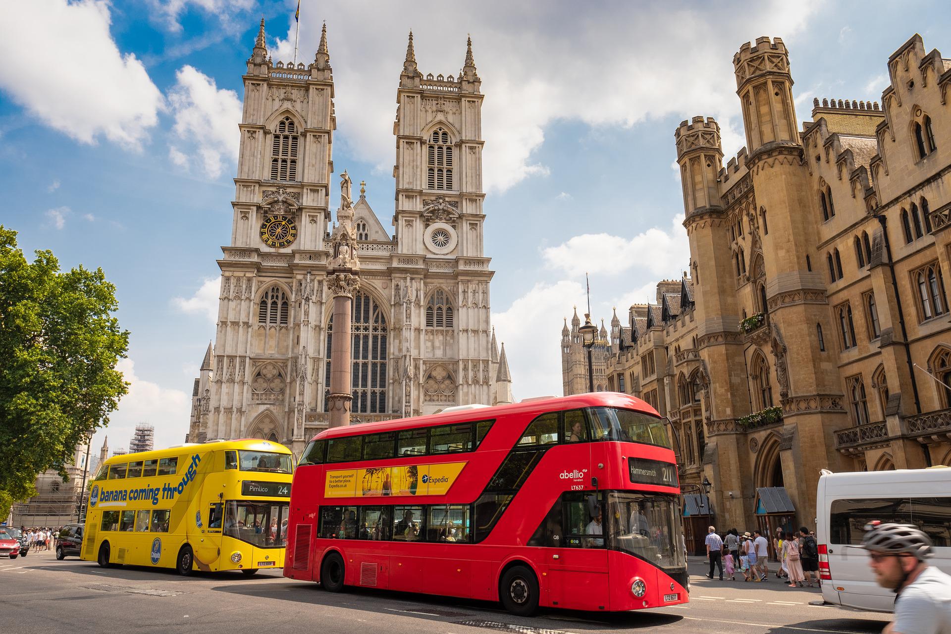 Bus Paris-Londres : autobus rouge et jaune devant l’Abbaye de Westminster