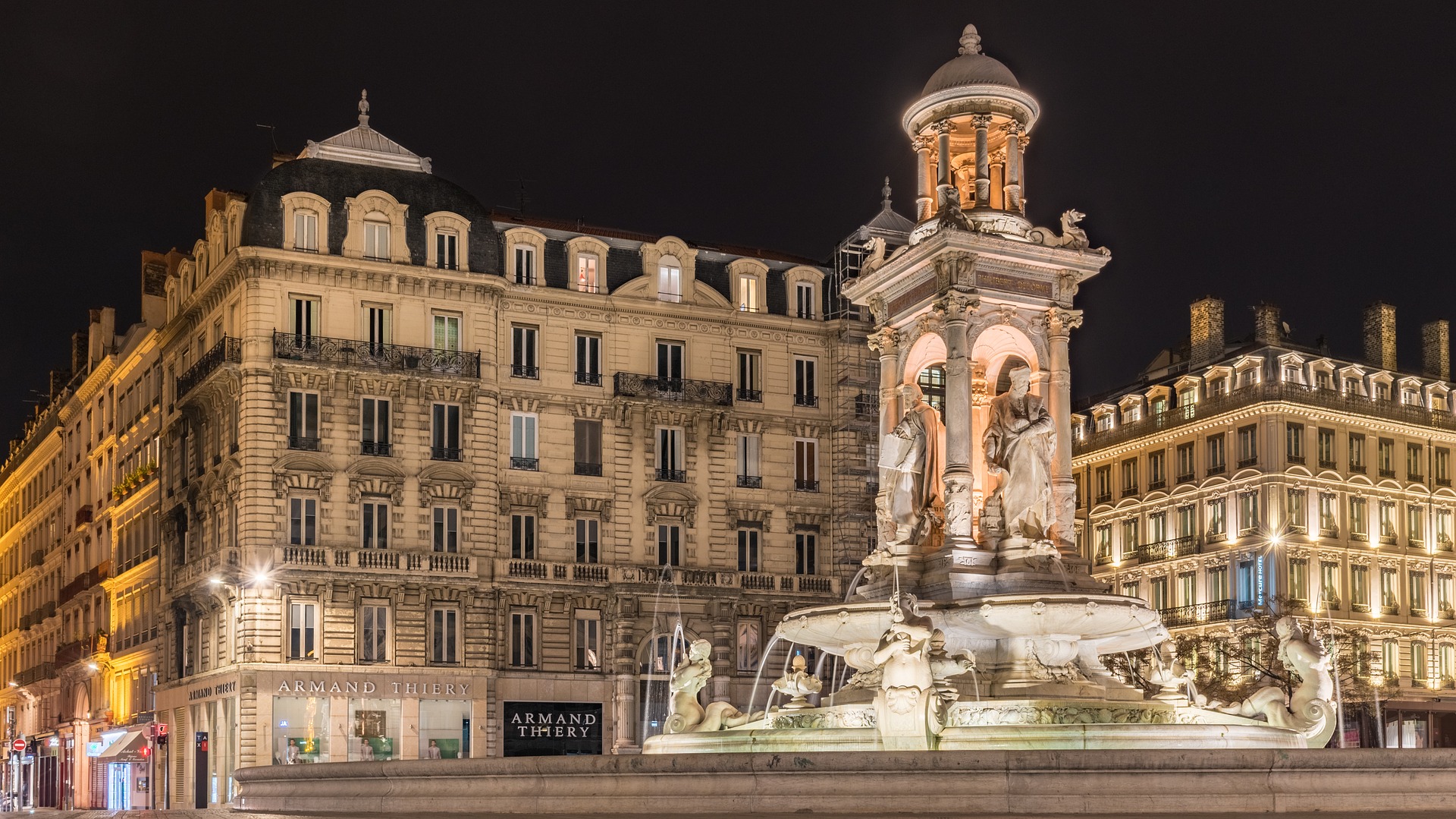 Billet train Saint-Etienne-Lyon : la Place des Jacobins de nuit