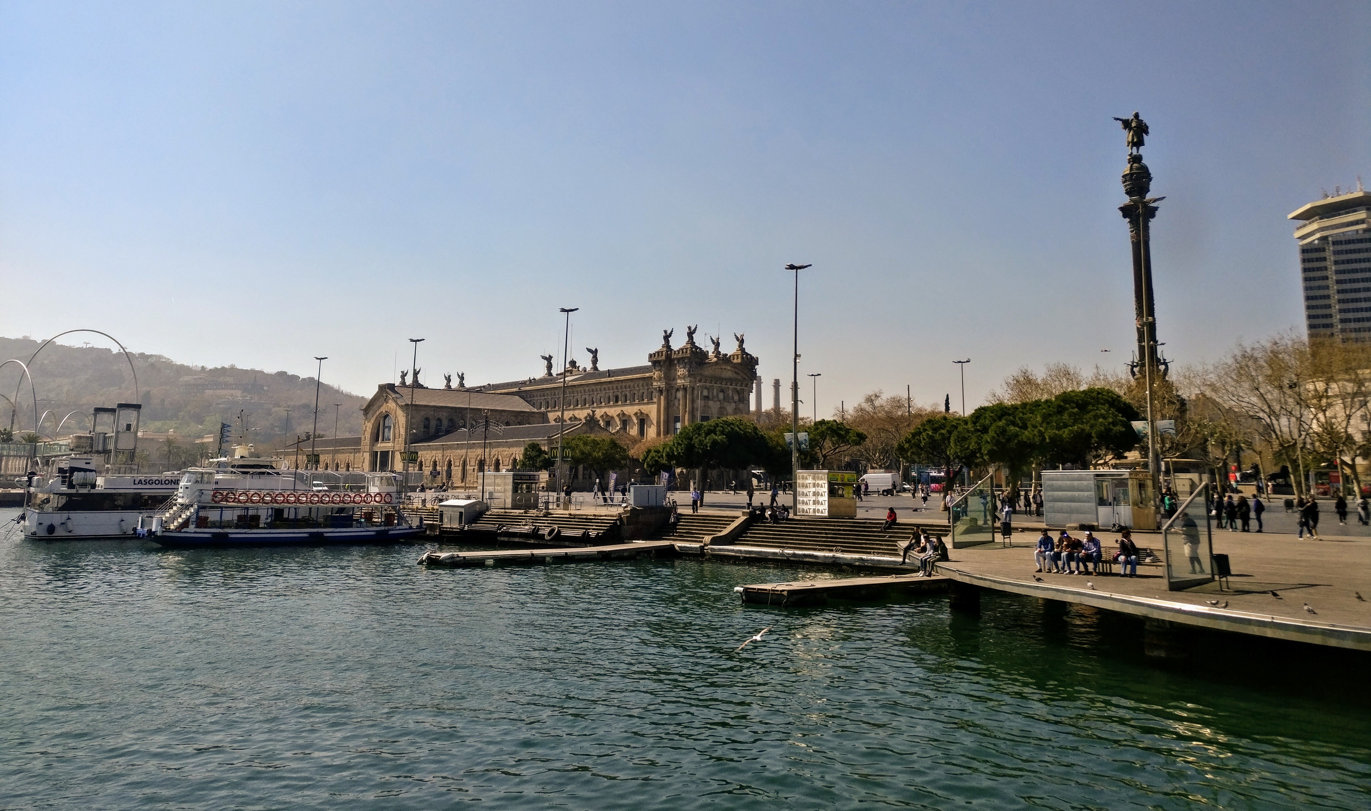 Puerto maritimo frente a la Plaza del Portal de la Paz