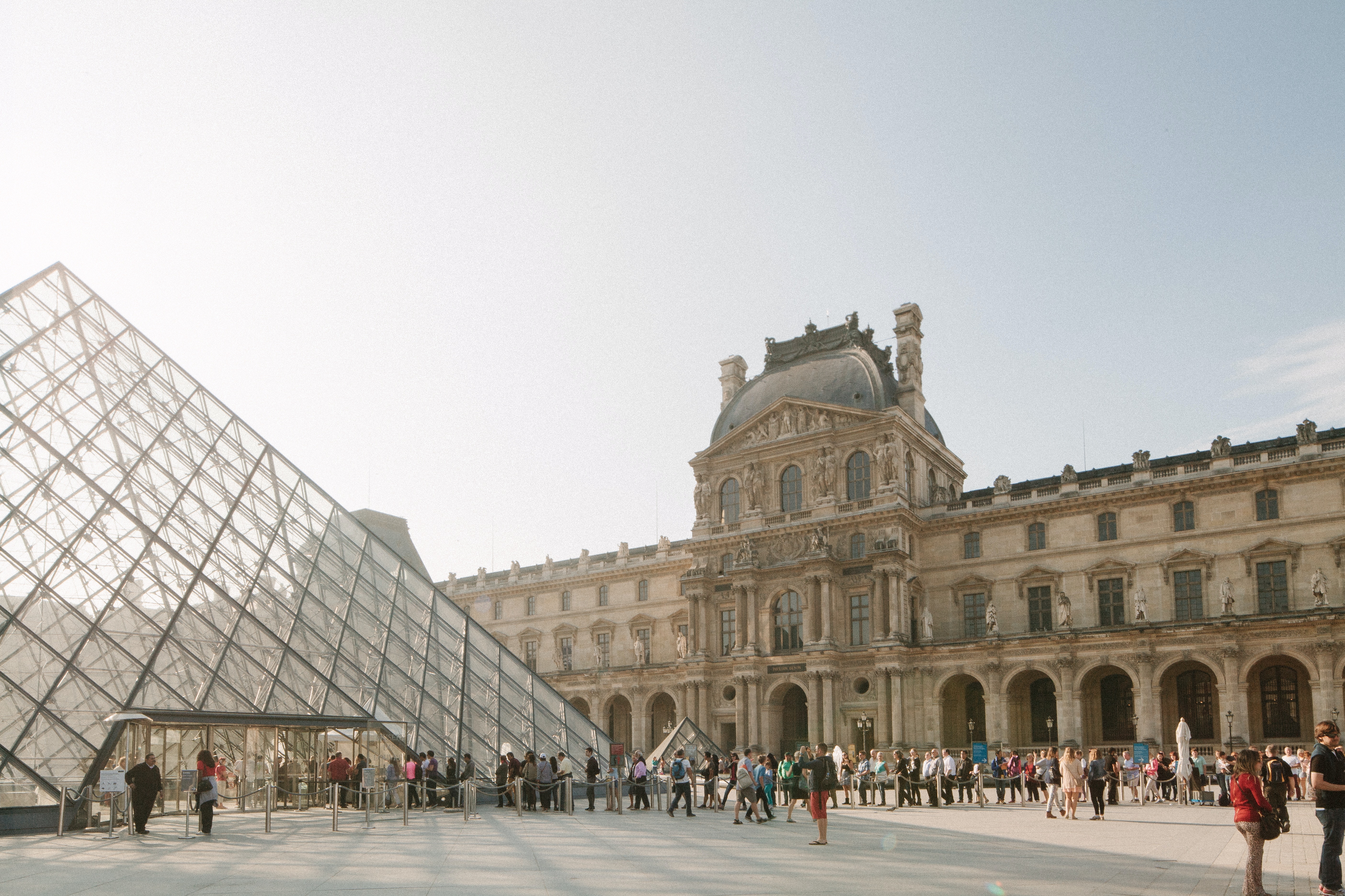Piramide y entrada al Museo del Louvre de Paris