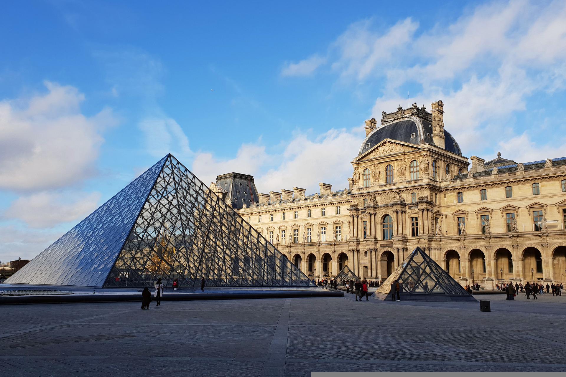 DAvignon a Paris : pyramide du Louvre