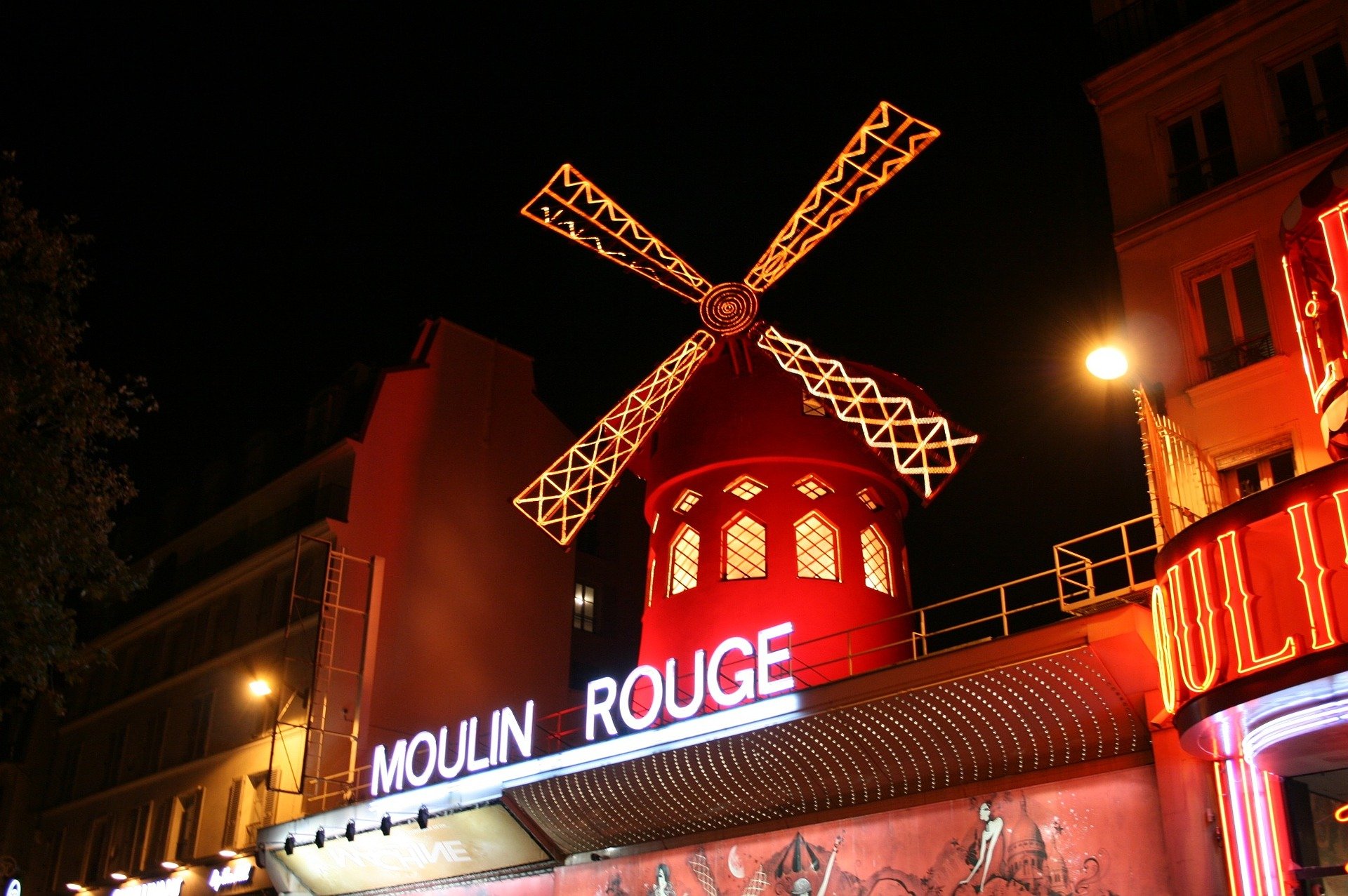 Bus Lille-Paris : le Moulin Rouge, à Pigalle