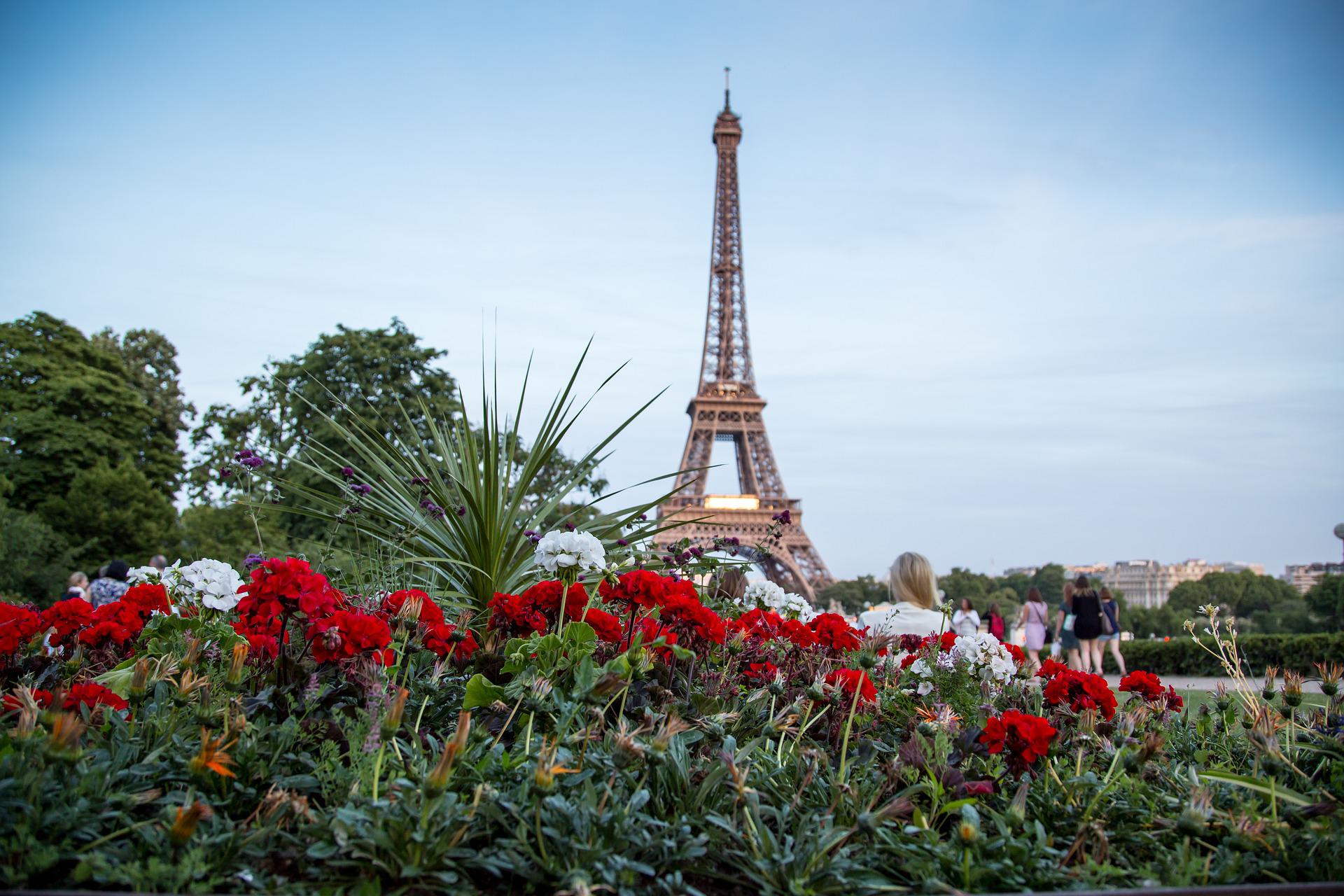 Billet de train Le Havre-Paris : fleurs au pied de la Tour Eiffel
