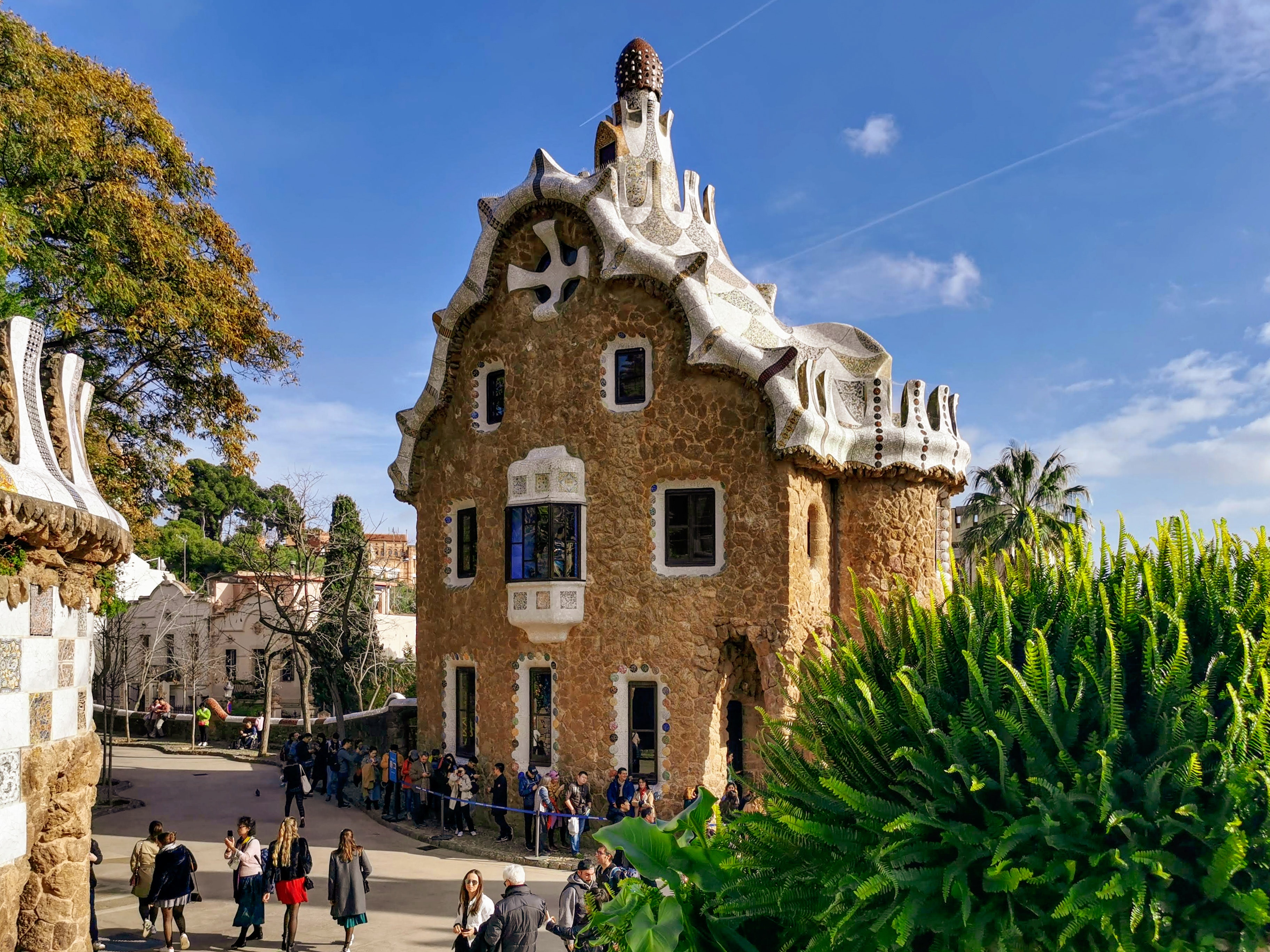Turistas visitando el Parque Guell de Barcelona, disenado por el arquitecto Antonio Gaudi