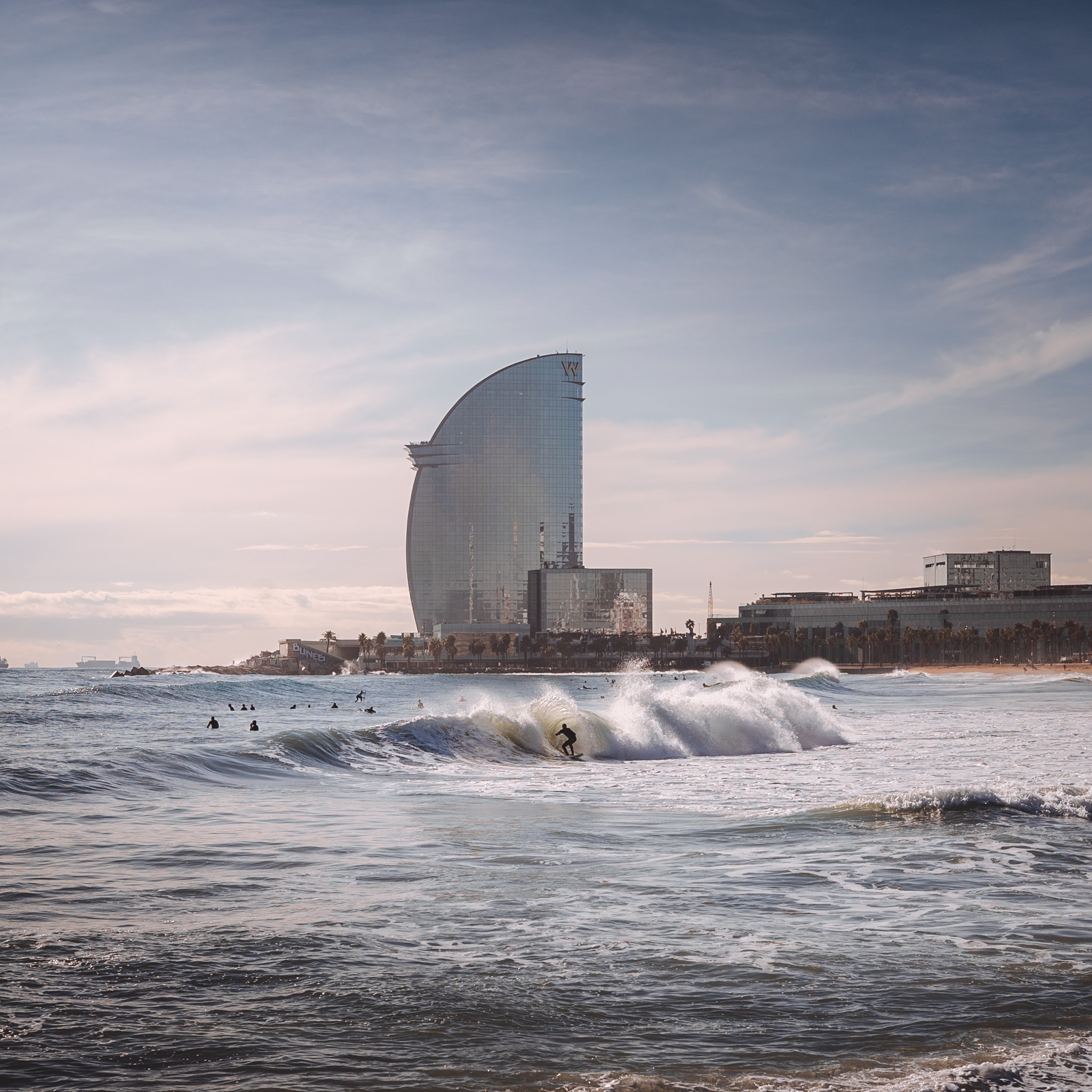 Surfistas en la Playa La Barceloneta de Barcelona