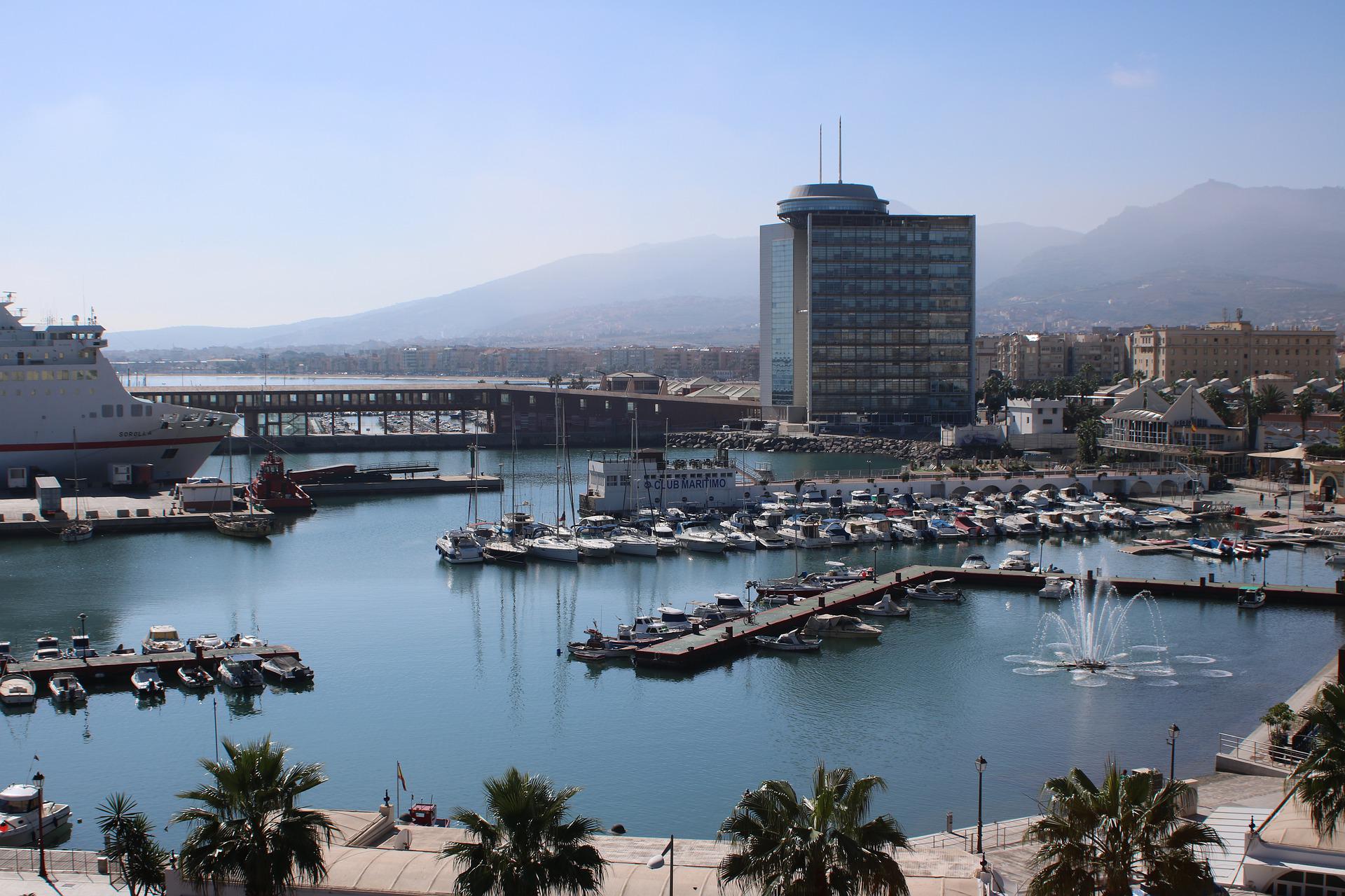 Puerto de Melilla en la Peninsula de Tres Forcas
