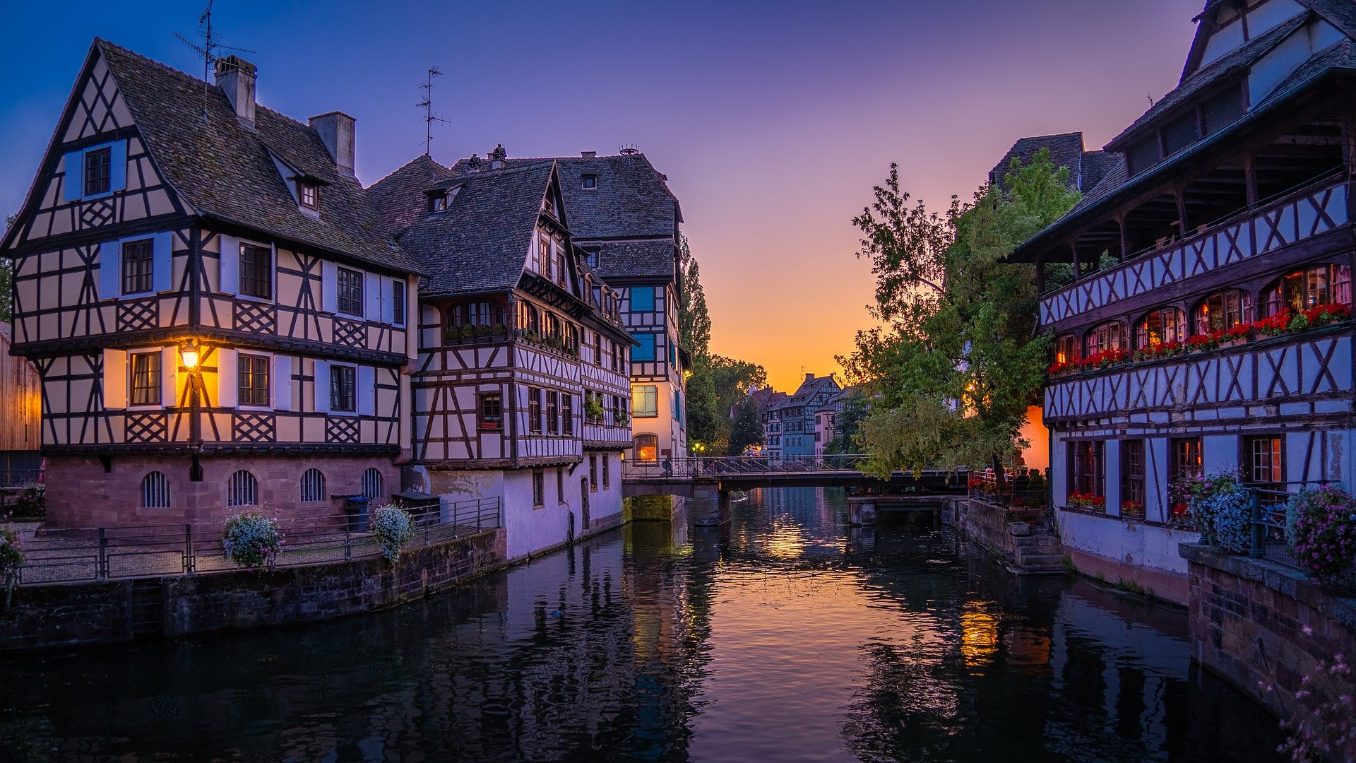 Billet Lyon-Strasbourg : Petite France de nuit
