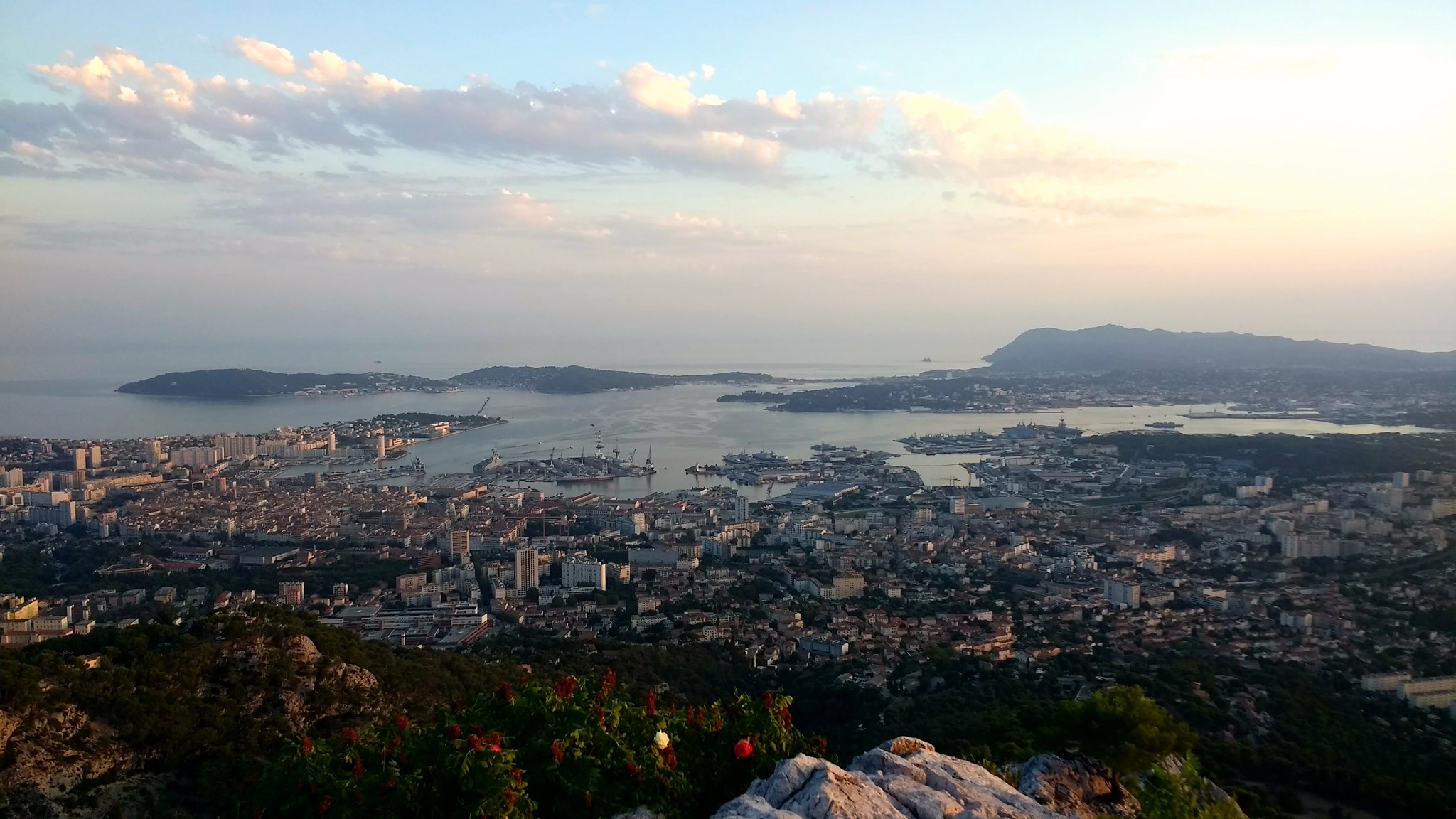 Bus Marseille-Toulon : vue de Toulon depuis le Mont-Faron