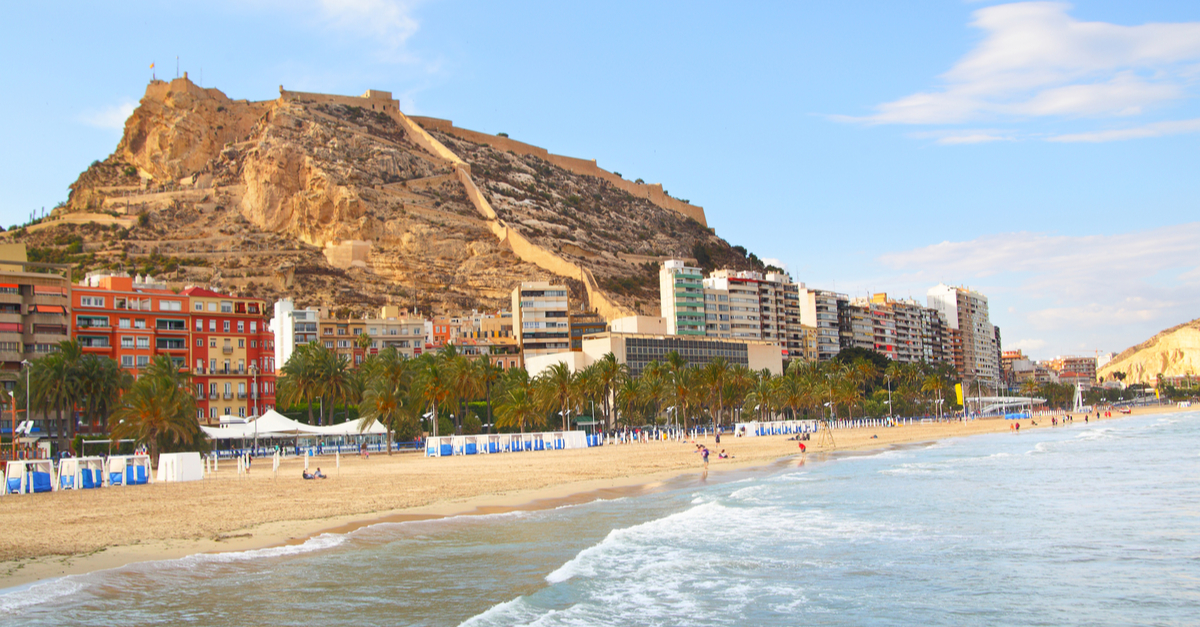 Küste von Alicante, Strand mit Klippen.