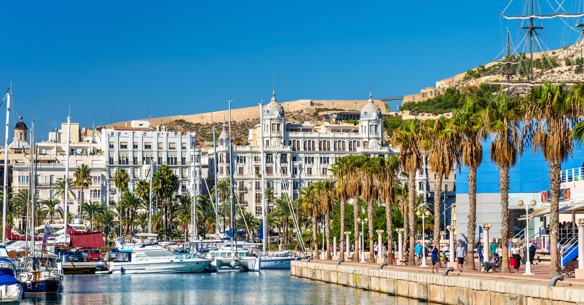 Travel from Alicante city centre to Alicante Terminal train station: seafront of Alicante