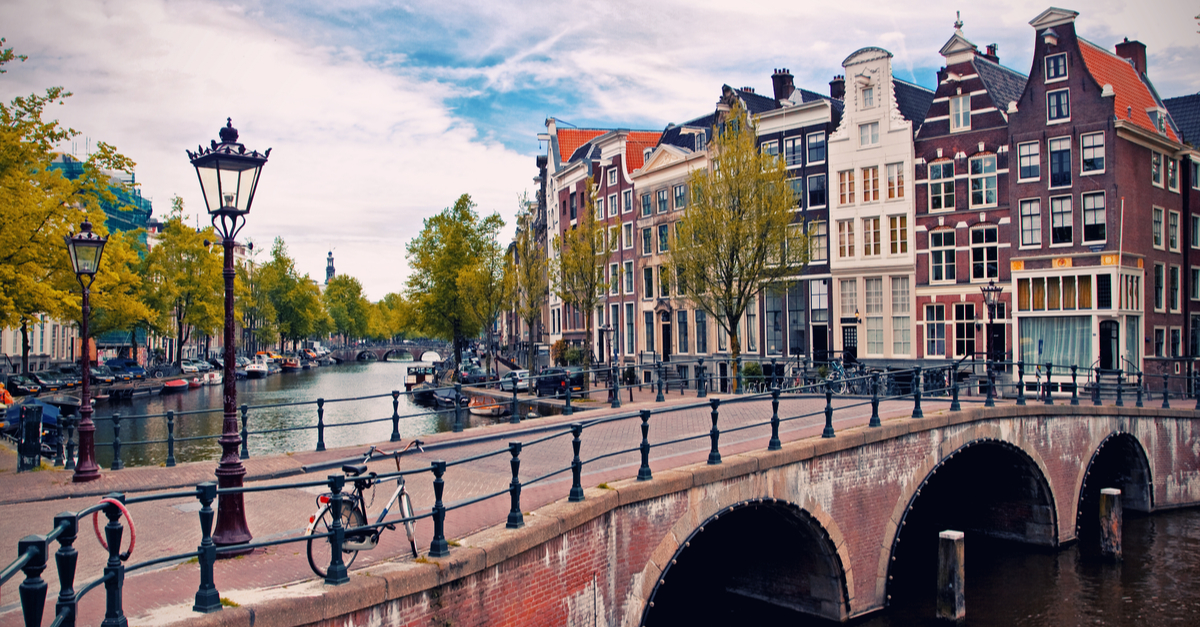 Straßen von Amsterdam, Brücken, Häuser und Kanäle.