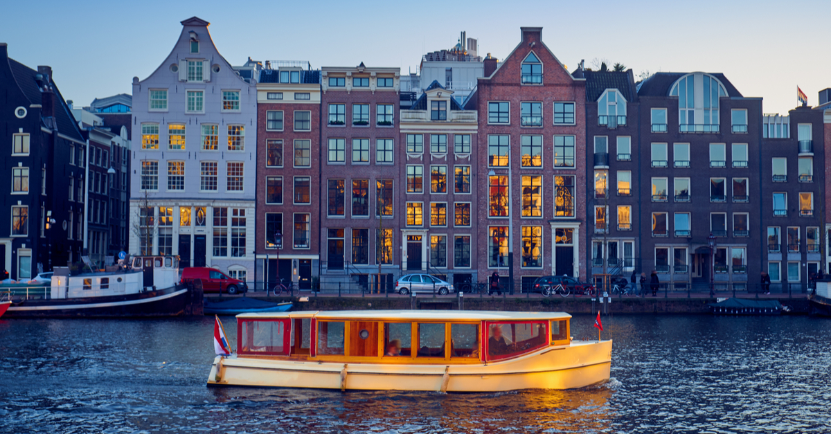 Traditionla case, barca e canali ad Amsterdam.
