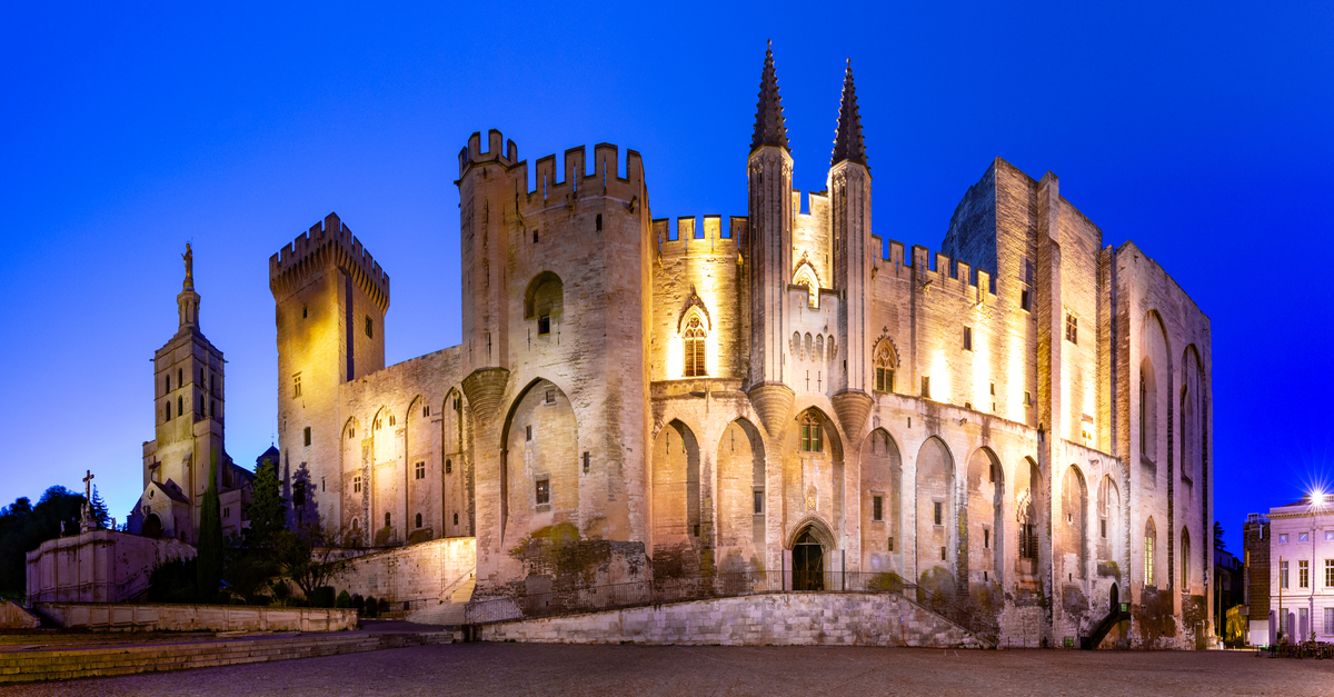 Schloss und die Stadt Avignon bei Nacht.