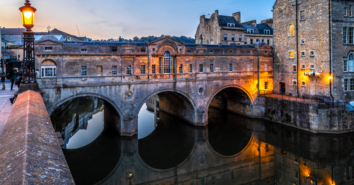 Vecchio ponte e il fiume a Bath al tramonto.