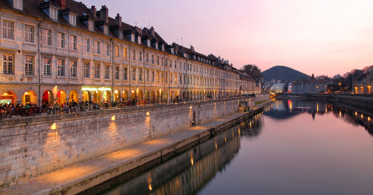 Fiume e passeggiata a Besançon.