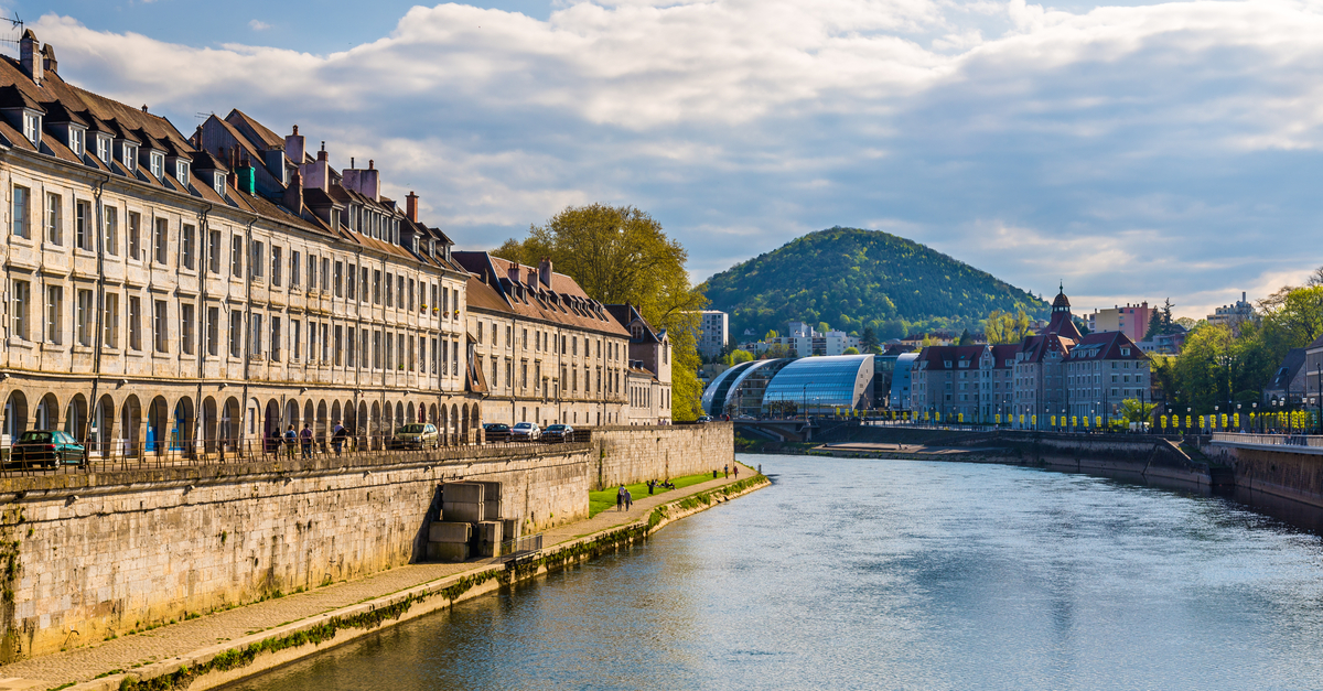 Travel from Besançon city centre to train station Besançon-Viotte: cityscape of Besançon
