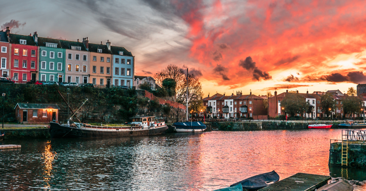 Case, il fiume e le barche a Bristol all'alba.