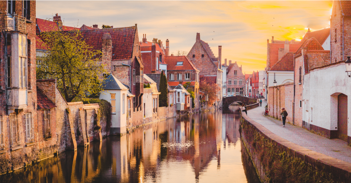Canaux et maisons à Bruges au coucher du soleil.