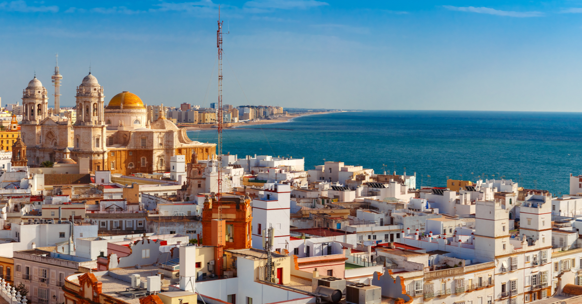 Travel from Cádiz city centre to Cádiz train station: rooftops of Cadiz