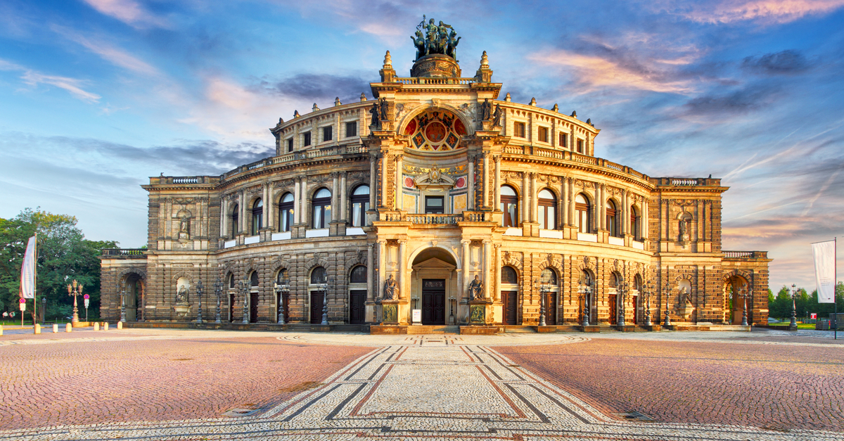 Travel from Dresden city centre to Dresden train station: palace in Dresden