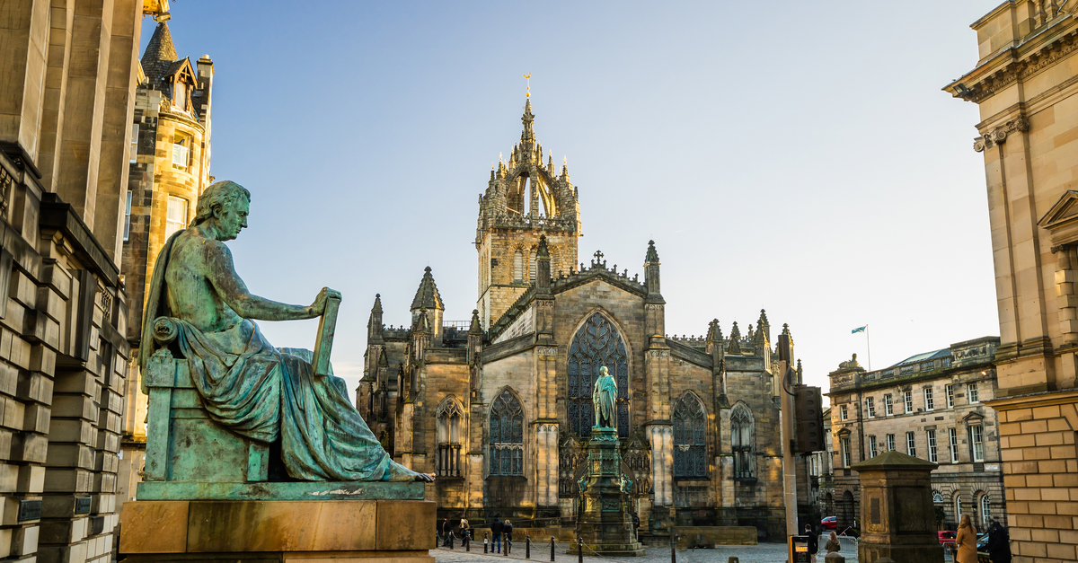 Stadtzentrum von Edinburgh und Kathedrale.