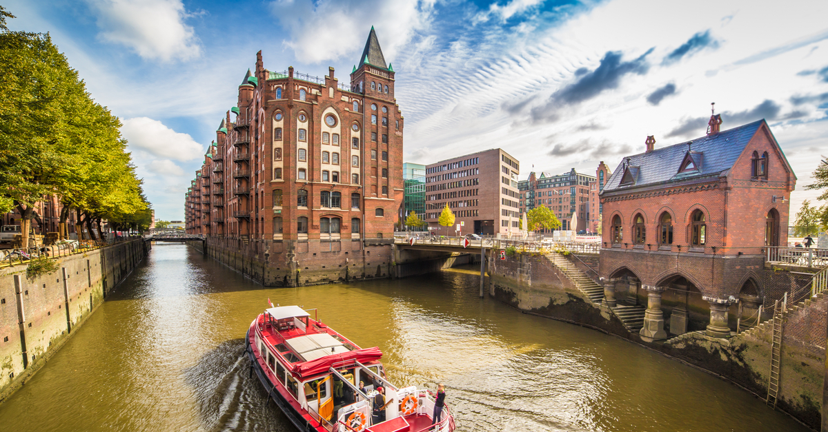 Der Fluss und die Stadt Hamburg.