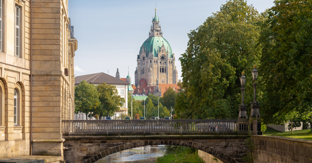 Brücke und der Dom im Hintergrund in Hannover.