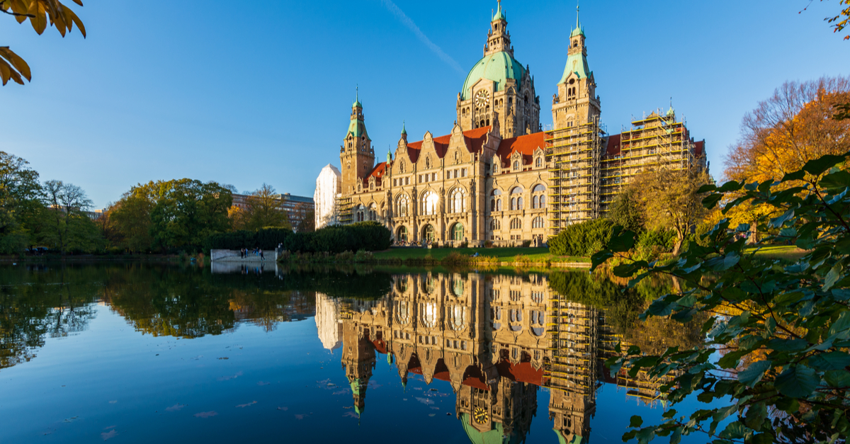 Travel from Hannover city centre to Hannover Hbf train station: castle in Hannover
