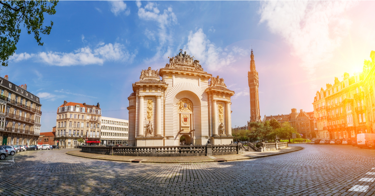 Travel from Lille city centre to Gare de Lille Flandres: monument in Lille