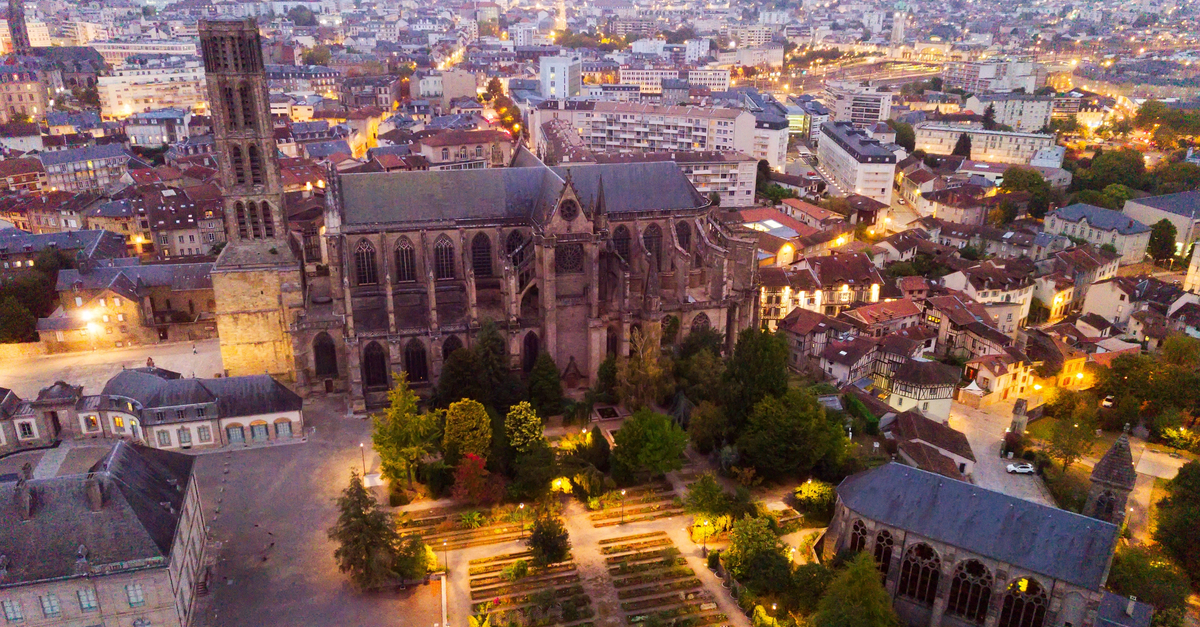Chiesa di Limoges illuminata di notte.