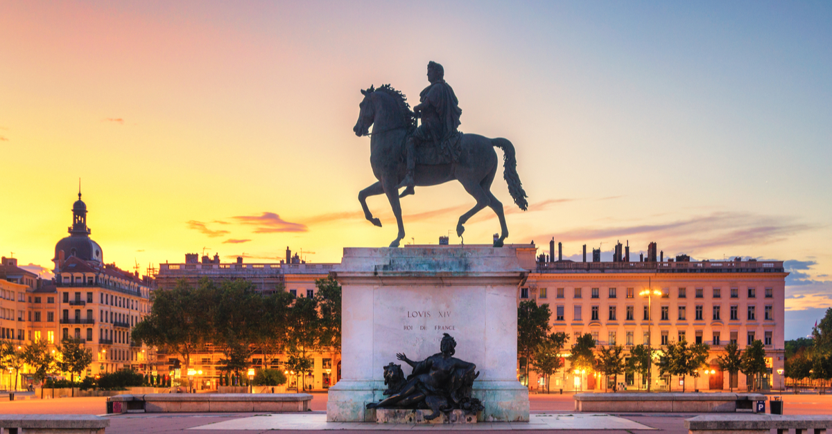 Statue sur la place principale de Lyon au coucher du soleil.