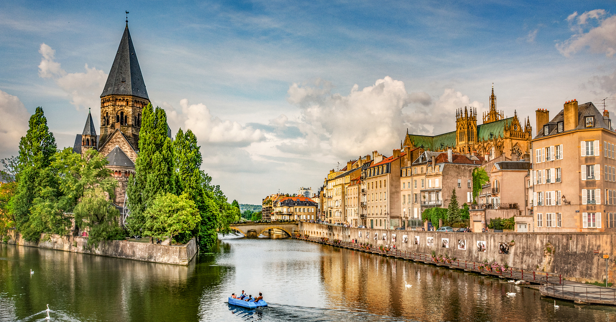 Travel from Metz city centre to Metz Ville train station: river in Metz