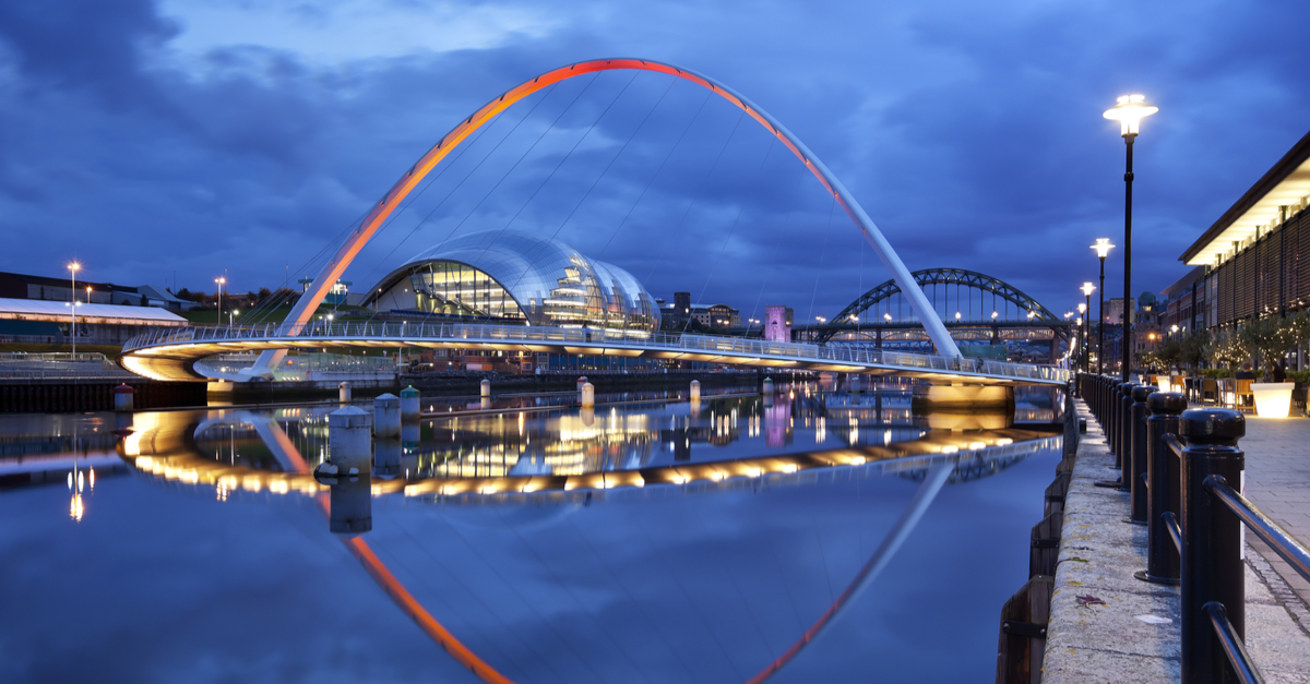 Arco graduale illuminato di notte a Newcastle.