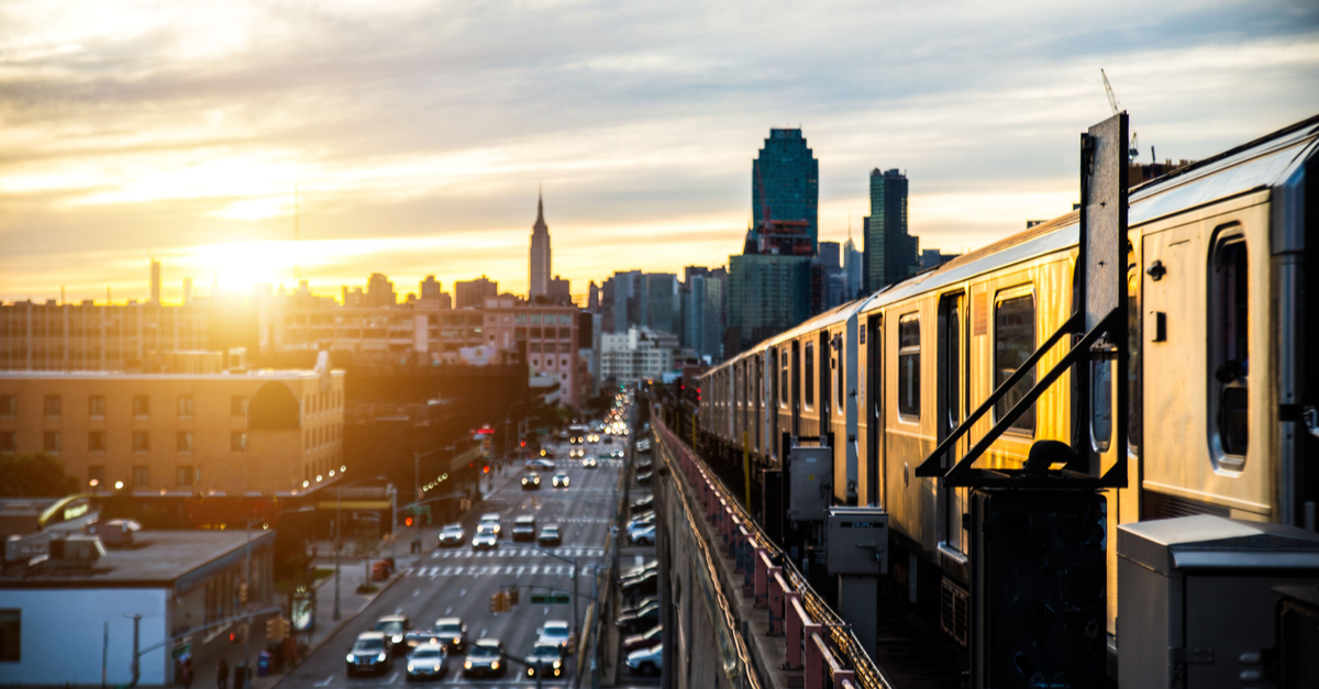 Strade di New York: skyline all'alba.