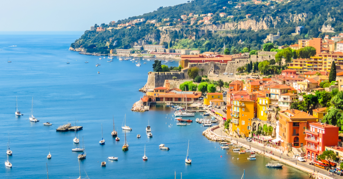 Travel from Nice city centre to Nice train station: coast of Nice